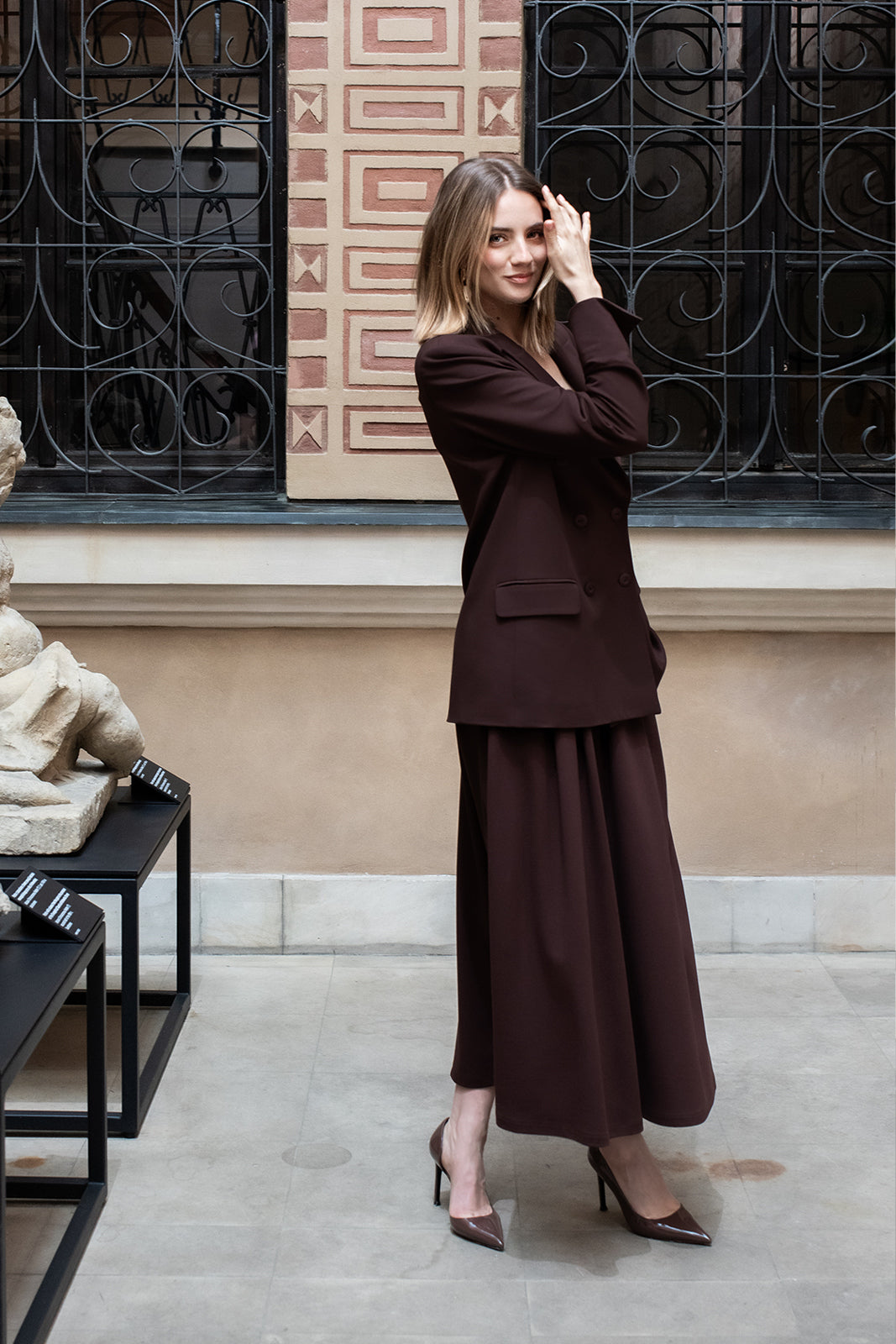 Elegancka kobieta w brązowym garniturze, stylowa moda z kulturą i wygodą