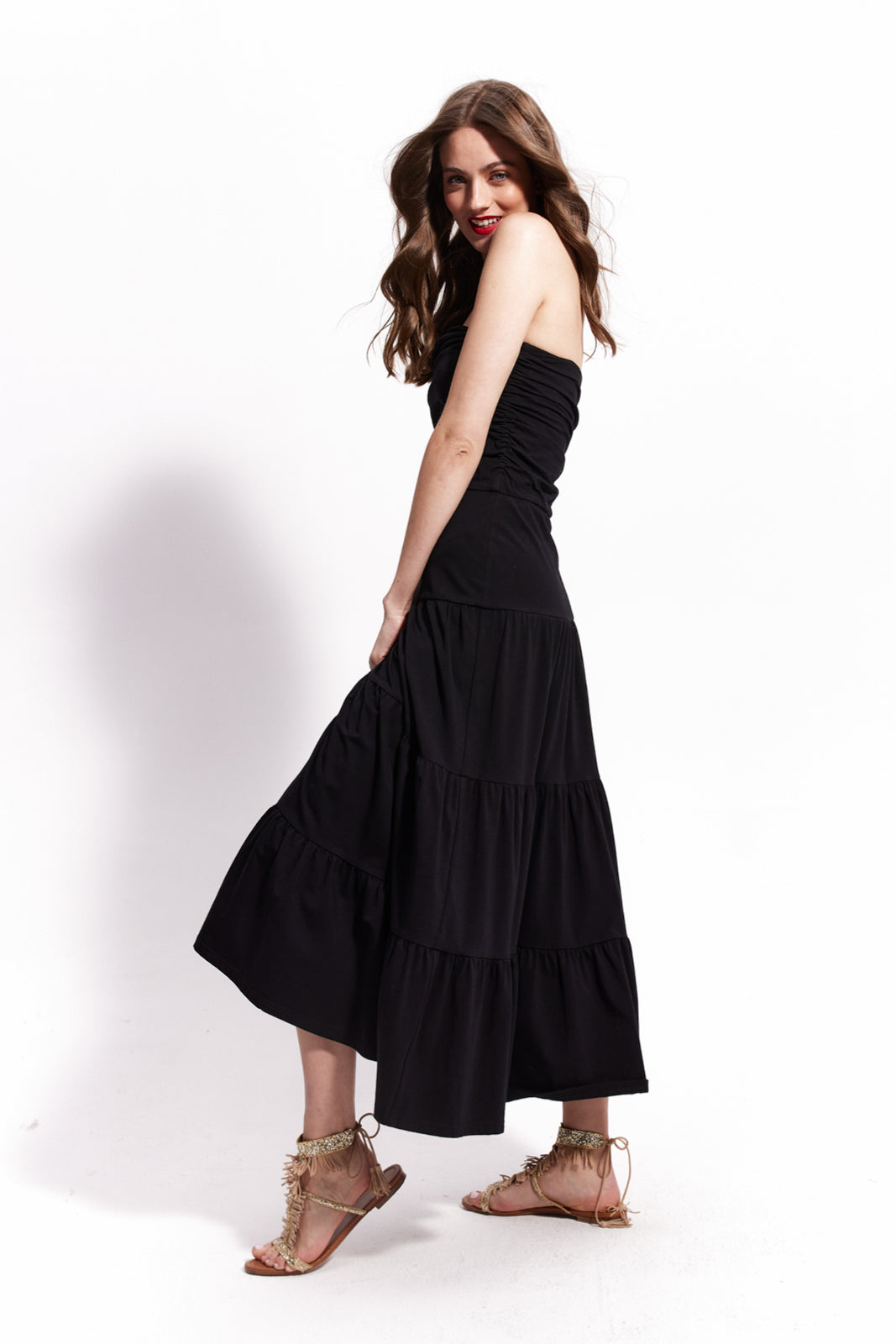 Czarna sukienka maxi z falbanami i dekoltem w serek, idealna na lato, z eleganckimi sandałami