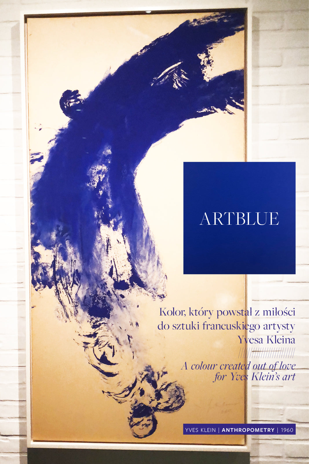 Abstrakcyjna sztuka Yvesa Kleina w kolorze Artblue, 1960, na białej ścianie