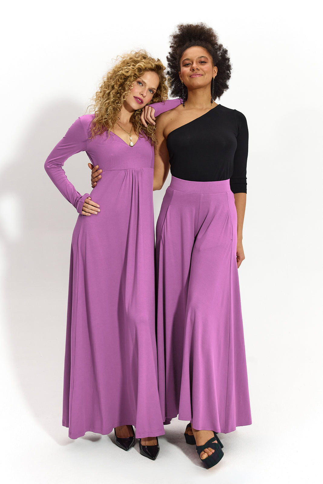 Fioletowa sukienka maxi i spodnie palazzo – elegancka moda damska z precyzyjnym krojem