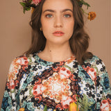 Kobieta w kwiecistej sukience z wiankiem kwiatów, stylowa moda polska z kulturą i wygodą