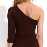 Ciemnobrązowa sukienka z asymetrycznym dekoltem i rękawem 3/4, idealna na co dzień lub wieczór