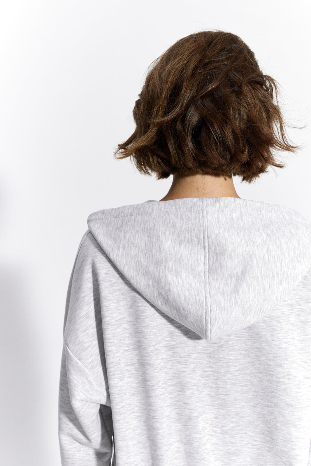 Szara bluza z kapturem, widok z tyłu, modna i wygodna odzież damska