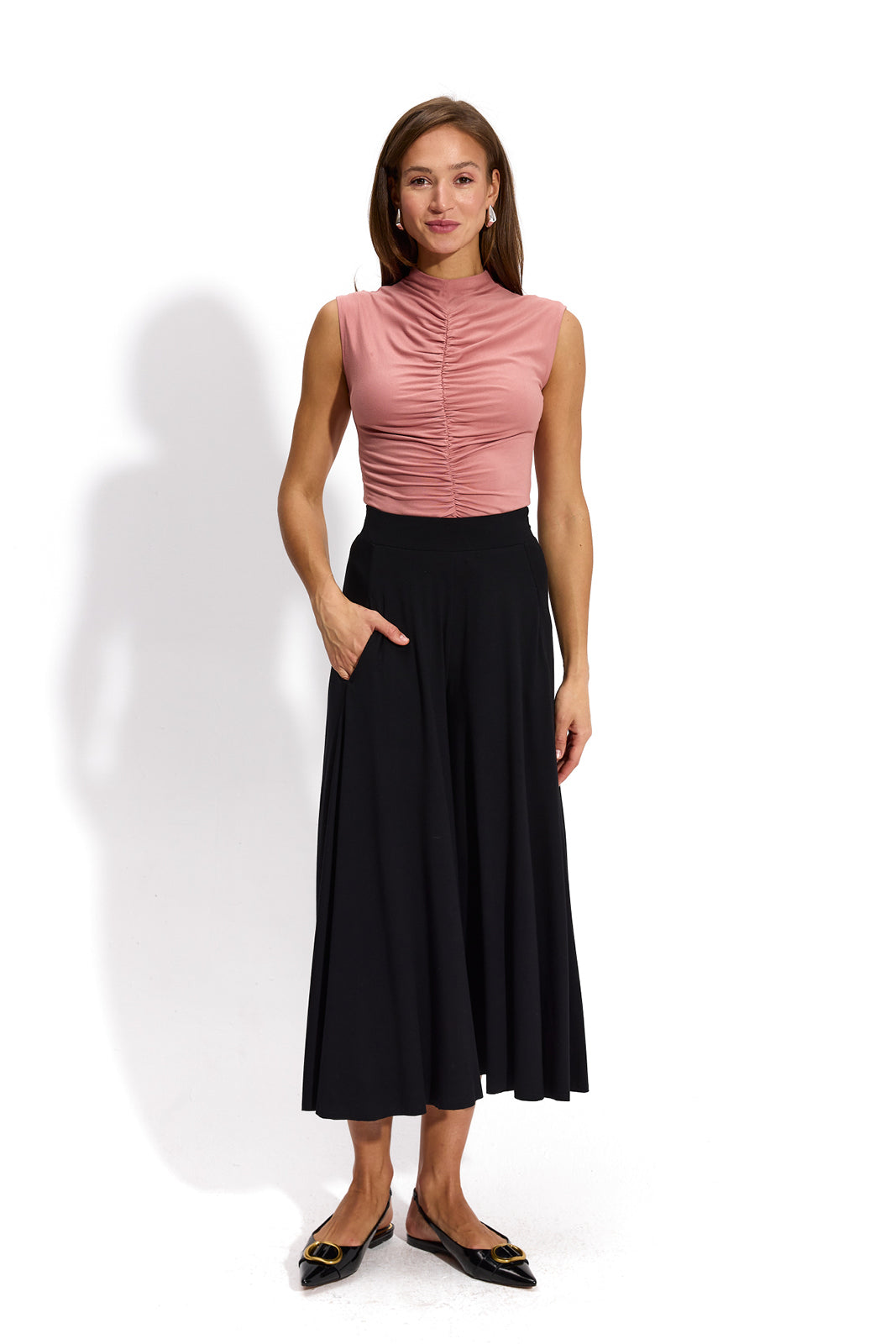 Różowa bluzka z marszczeniami i czarna spódnica midi – elegancka stylizacja damska