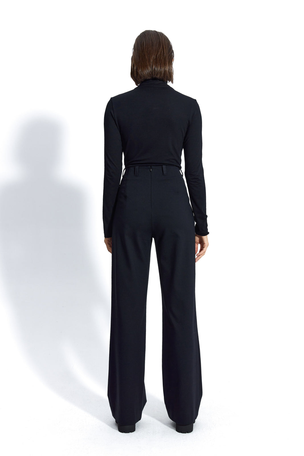 Czarne spodnie wide leg z wysokim stanem i dopasowaną bluzką – elegancka stylizacja na co dzień