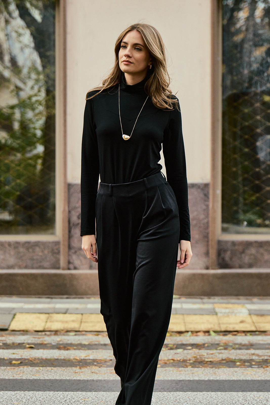 Czarna bluzka z golfem i eleganckie spodnie – stylowa, wygodna moda damska na co dzień