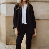 Czarny płaszcz i spodnie z białą koszulą – elegancka stylizacja na co dzień