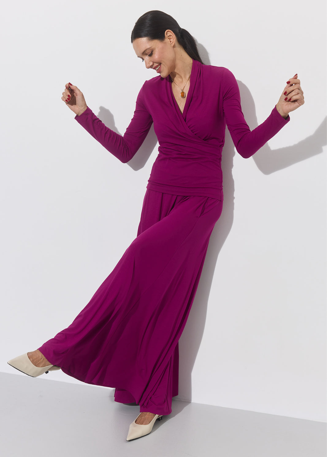 Fioletowa sukienka z długim rękawem, elegancka i wygodna, idealna na co dzień