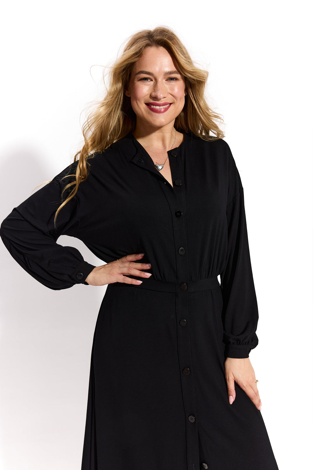 Czarna sukienka z guzikami, elegancka i wygodna, idealna na co dzień