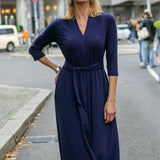 Elegancka sukienka maxi w kolorze granatowym z wiązanym pasem, idealna na miasto – wygodna i modna