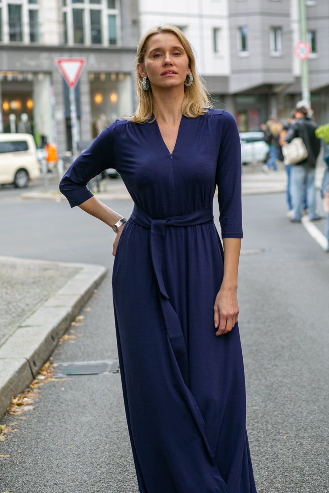 Elegancka sukienka maxi w kolorze granatowym z wiązanym pasem, idealna na miasto – wygodna i modna