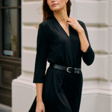 Czarna sukienka z paskiem, elegancka i wygodna, idealna na co dzień lub na spotkanie