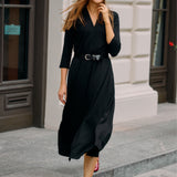 Czarna sukienka midi z pasem, idealna na co dzień – elegancka i wygodna moda polska