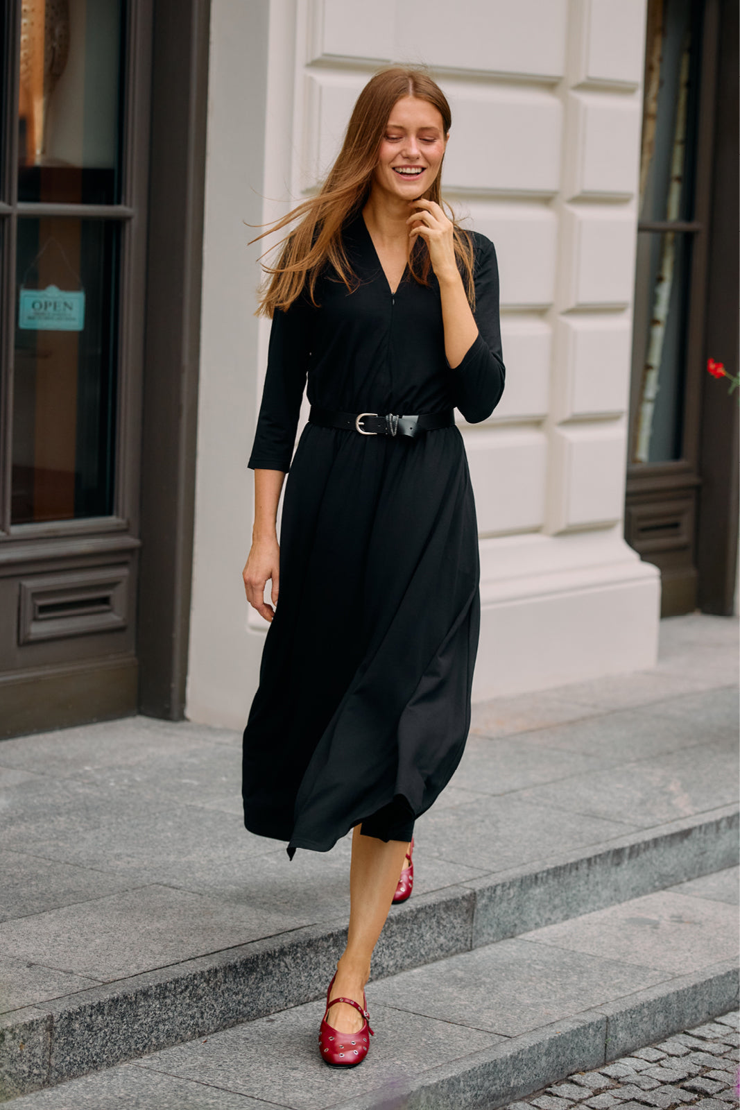 Czarna sukienka midi z pasem, idealna na co dzień – elegancka i wygodna moda polska
