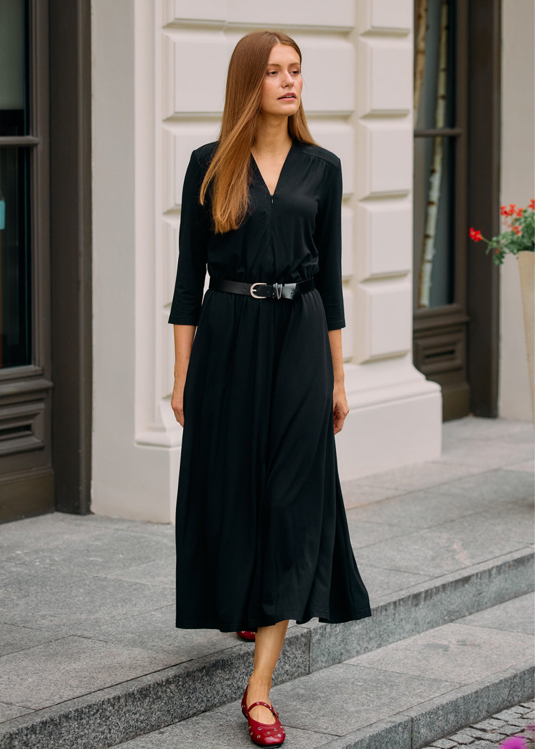 Czarna sukienka midi z pasem, idealna na co dzień – elegancka i wygodna moda damska