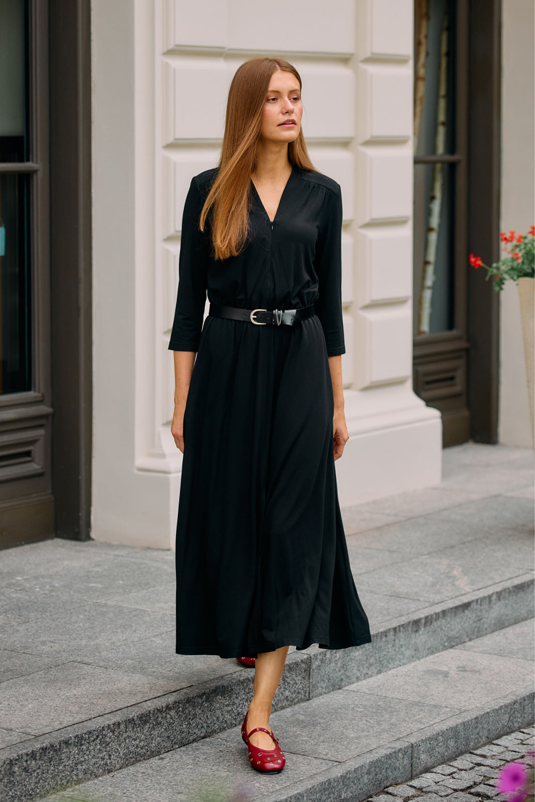 Czarna sukienka midi z pasem, idealna na co dzień – elegancka i wygodna moda damska
