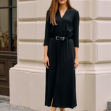 Czarna sukienka midi z paskiem, idealna na co dzień – elegancka i wygodna moda polska