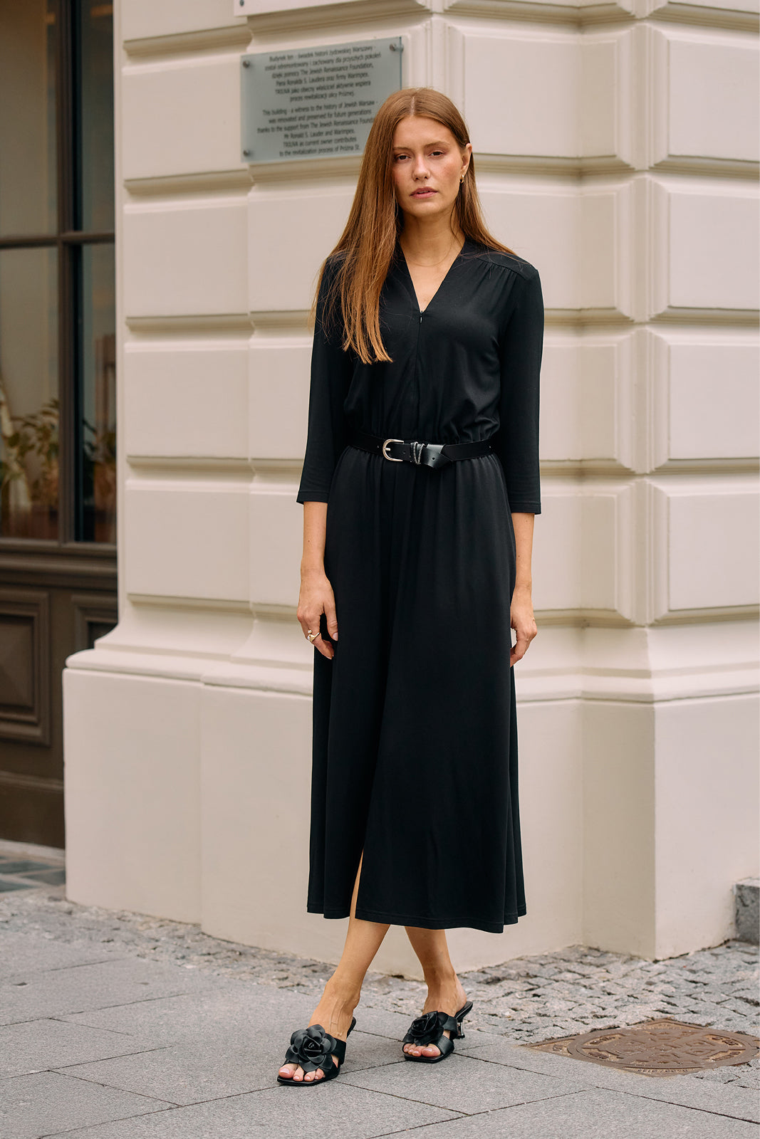 Czarna sukienka midi z paskiem, idealna na co dzień – elegancka i wygodna moda polska