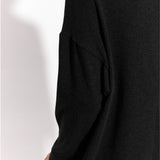 Czarna sukienka z długim rękawem, precyzyjne krawiectwo, wygodna i elegancka, idealna na co dzień